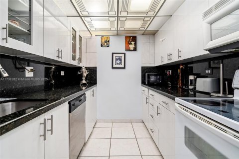 Condominio en venta en Sunny Isles Beach, Florida, 2 dormitorios № 1939591 - foto 12