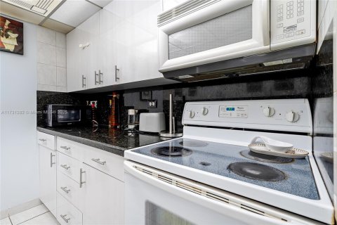 Condominio en venta en Sunny Isles Beach, Florida, 2 dormitorios № 1939591 - foto 13
