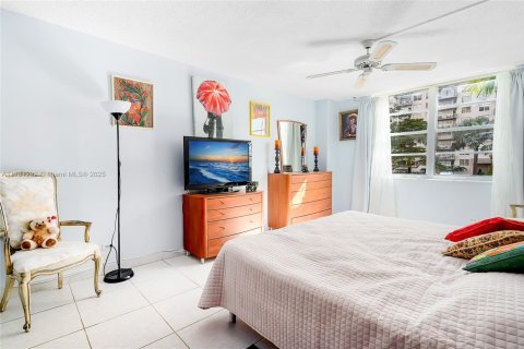 Condominio en venta en Sunny Isles Beach, Florida, 2 dormitorios № 1939591 - foto 21
