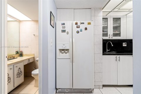 Condominio en venta en Sunny Isles Beach, Florida, 2 dormitorios № 1939591 - foto 10