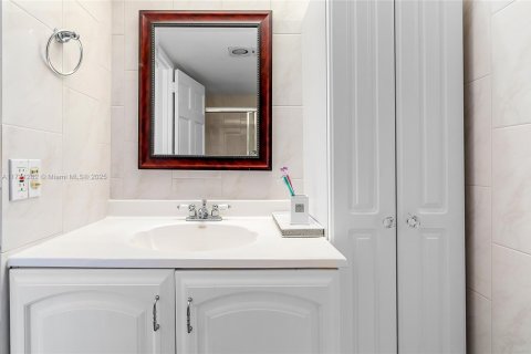 Condominio en venta en Sunny Isles Beach, Florida, 2 dormitorios № 1939591 - foto 26