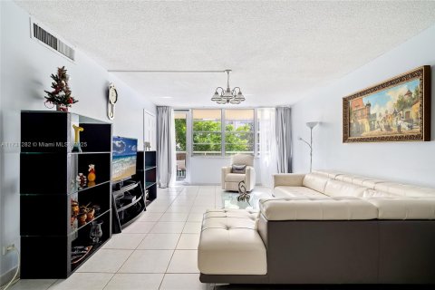 Condominio en venta en Sunny Isles Beach, Florida, 2 dormitorios № 1939591 - foto 2