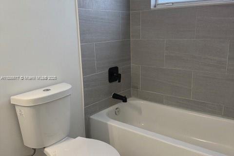 Casa en alquiler en Miami, Florida, 3 dormitorios, 108.7 m2 № 1933338 - foto 12