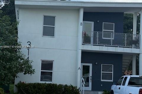 Casa en alquiler en Miami, Florida, 3 dormitorios, 108.7 m2 № 1933338 - foto 1