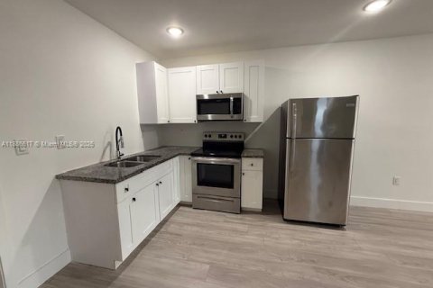 Casa en alquiler en Miami, Florida, 3 dormitorios, 108.7 m2 № 1933338 - foto 3
