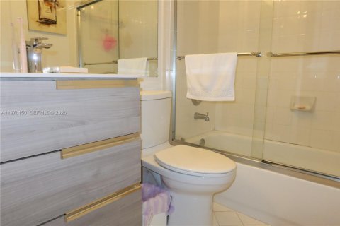 Townhouse in Doral, Florida 4 bedrooms, 213.95 sq.m. № 2042047 - photo 9