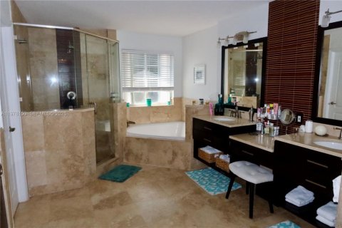 Townhouse in Doral, Florida 4 bedrooms, 213.95 sq.m. № 2042047 - photo 16
