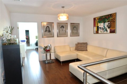 Townhouse in Doral, Florida 4 bedrooms, 213.95 sq.m. № 2042047 - photo 6