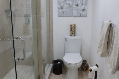 Townhouse in Doral, Florida 4 bedrooms, 213.95 sq.m. № 2042047 - photo 2