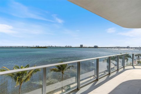 Condominio en alquiler en Miami, Florida, 4 dormitorios, 234.39 m2 № 2011194 - foto 25