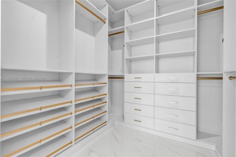 Condominio en alquiler en Miami, Florida, 4 dormitorios, 234.39 m2 № 2011194 - foto 12