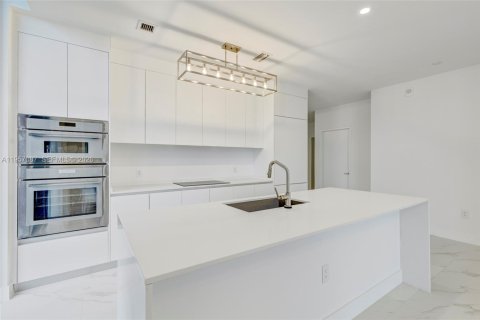 Condominio en alquiler en Miami, Florida, 4 dormitorios, 234.39 m2 № 2011194 - foto 2