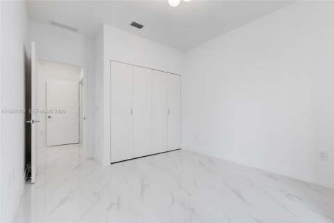 Condominio en alquiler en Miami, Florida, 4 dormitorios, 234.39 m2 № 2011194 - foto 18