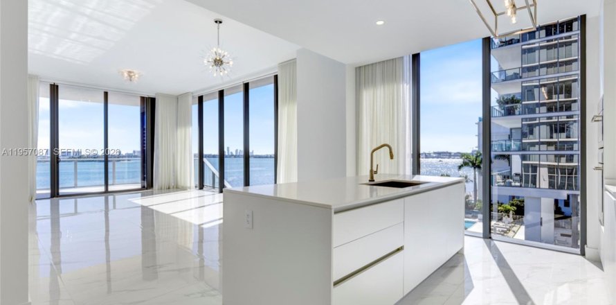 Condominio en Miami, Florida, 4 dormitorios  № 2011194