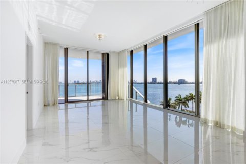 Condominio en alquiler en Miami, Florida, 4 dormitorios, 234.39 m2 № 2011194 - foto 3
