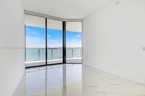 Condominio en alquiler en Miami, Florida, 4 dormitorios, 234.39 m2 № 2011194 - foto 8