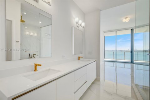 Condominio en alquiler en Miami, Florida, 4 dormitorios, 234.39 m2 № 2011194 - foto 9