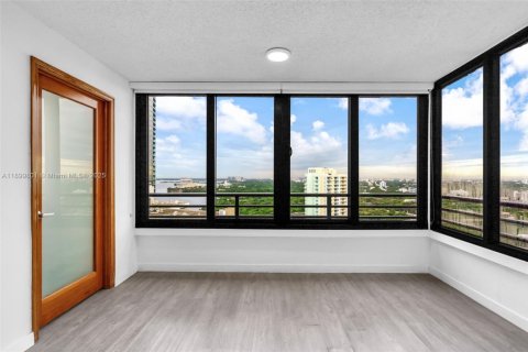 Condo in Miami, Florida, 1 bedroom  № 2013174 - photo 2