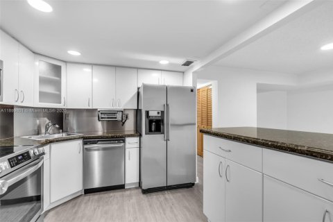 Condo in Miami, Florida, 1 bedroom  № 2013174 - photo 9