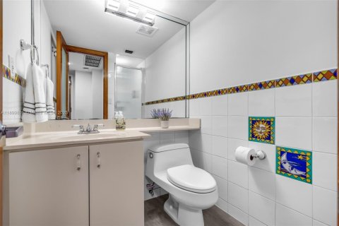 Condo in Miami, Florida, 1 bedroom  № 2013174 - photo 14