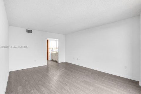 Condo in Miami, Florida, 1 bedroom  № 2013174 - photo 19