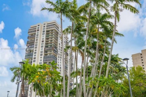 Condo in Miami, Florida, 1 bedroom  № 2013174 - photo 24