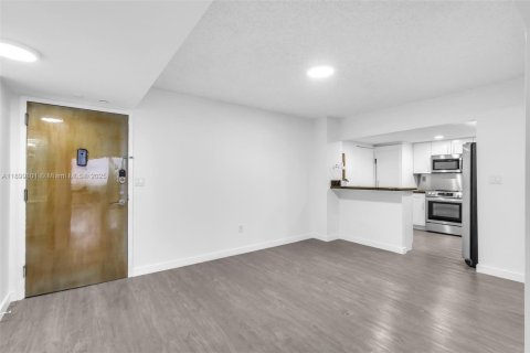 Condo in Miami, Florida, 1 bedroom  № 2013174 - photo 6