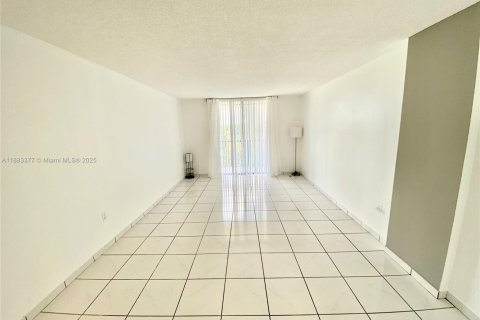 Condo in North Miami Beach, Florida, 1 bedroom  № 1929681 - photo 17