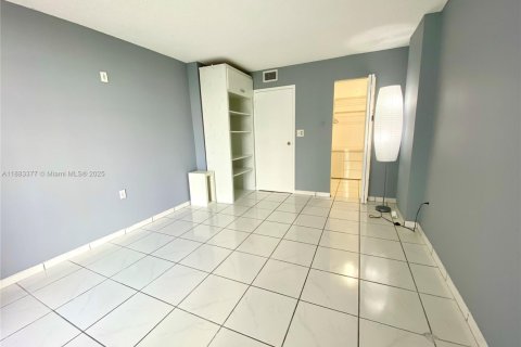 Condo in North Miami Beach, Florida, 1 bedroom  № 1929681 - photo 7
