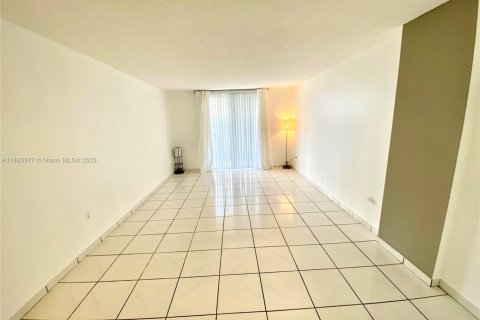 Condo in North Miami Beach, Florida, 1 bedroom  № 1929681 - photo 8