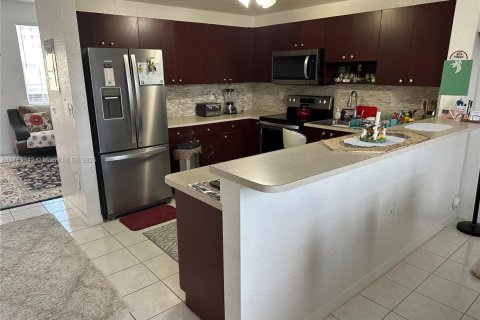 Condominio en venta en Hialeah, Florida, 2 dormitorios, 112.23 m2 № 1738547 - foto 1