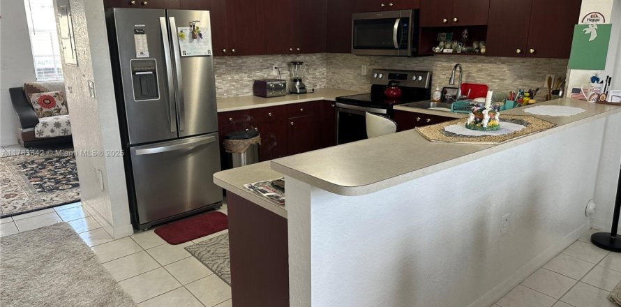 Condominio en Hialeah, Florida, 2 dormitorios  № 1738547