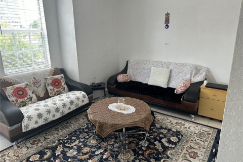 Condominio en venta en Hialeah, Florida, 2 dormitorios, 112.23 m2 № 1738547 - foto 2