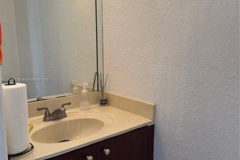 Condominio en venta en Hialeah, Florida, 2 dormitorios, 112.23 m2 № 1738547 - foto 5