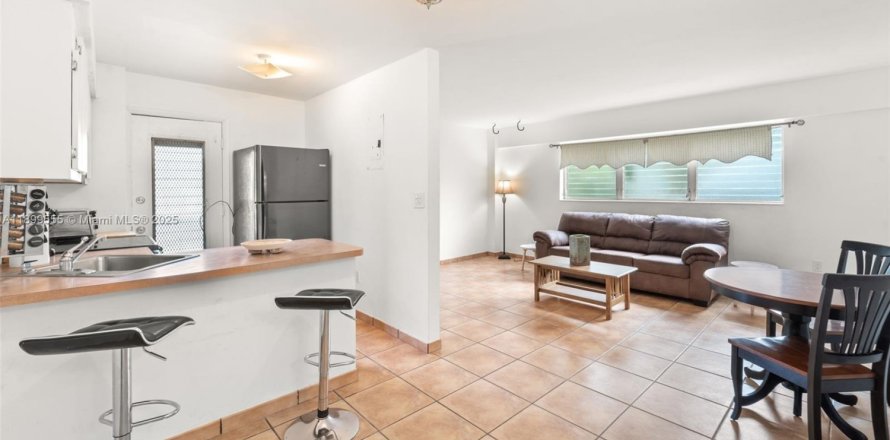 Condominio en Miami Beach, Florida, 1 dormitorio  № 1952472