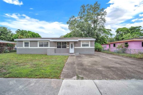 House in Miami Gardens, Florida 3 bedrooms, 120.77 sq.m. № 1809294 - photo 1