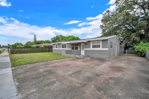 House in Miami Gardens, Florida 3 bedrooms, 120.77 sq.m. № 1809294 - photo 3