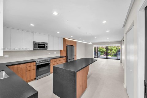 Снять в аренду таунхаус в Норт-Майами, Флорида 2 спальни, 119.1м2, № 1930004 - фото 5