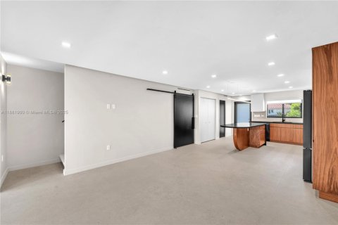 Снять в аренду таунхаус в Норт-Майами, Флорида 2 спальни, 119.1м2, № 1930004 - фото 9