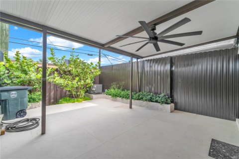 Снять в аренду таунхаус в Норт-Майами, Флорида 2 спальни, 119.1м2, № 1930004 - фото 17