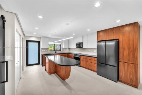 Снять в аренду таунхаус в Норт-Майами, Флорида 2 спальни, 119.1м2, № 1930004 - фото 1