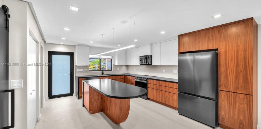 Таунхаус в Норт-Майами, Флорида 2 спальни, 119.1м2 № 1930004