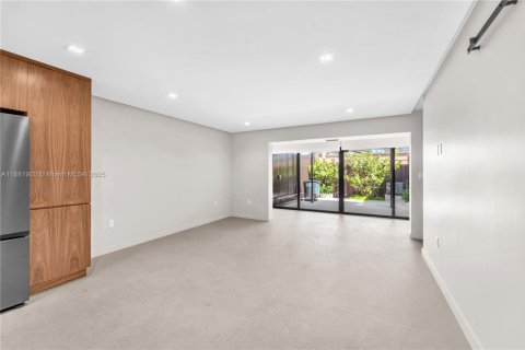 Снять в аренду таунхаус в Норт-Майами, Флорида 2 спальни, 119.1м2, № 1930004 - фото 14