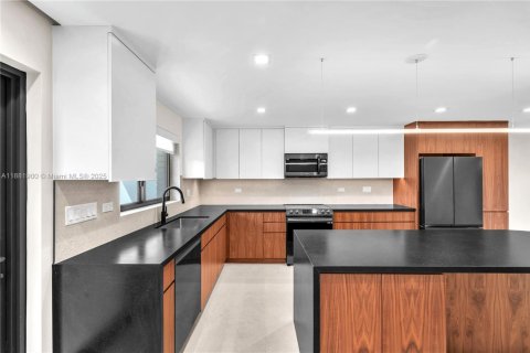 Снять в аренду таунхаус в Норт-Майами, Флорида 2 спальни, 119.1м2, № 1930004 - фото 7