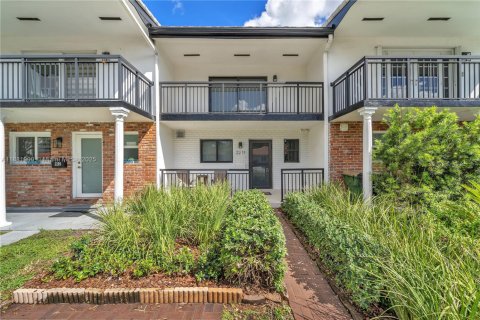 Снять в аренду таунхаус в Норт-Майами, Флорида 2 спальни, 119.1м2, № 1930004 - фото 3