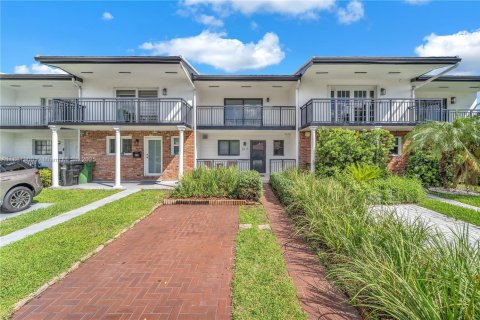 Снять в аренду таунхаус в Норт-Майами, Флорида 2 спальни, 119.1м2, № 1930004 - фото 2