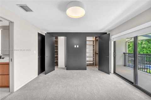 Снять в аренду таунхаус в Норт-Майами, Флорида 2 спальни, 119.1м2, № 1930004 - фото 24