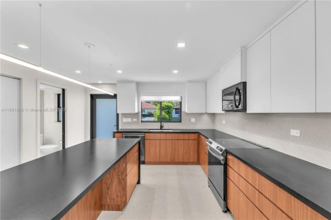 Снять в аренду таунхаус в Норт-Майами, Флорида 2 спальни, 119.1м2, № 1930004 - фото 6