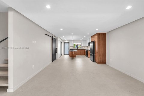 Снять в аренду таунхаус в Норт-Майами, Флорида 2 спальни, 119.1м2, № 1930004 - фото 10