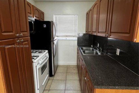 Condo in North Miami Beach, Florida, 2 bedrooms  № 2243839 - photo 5